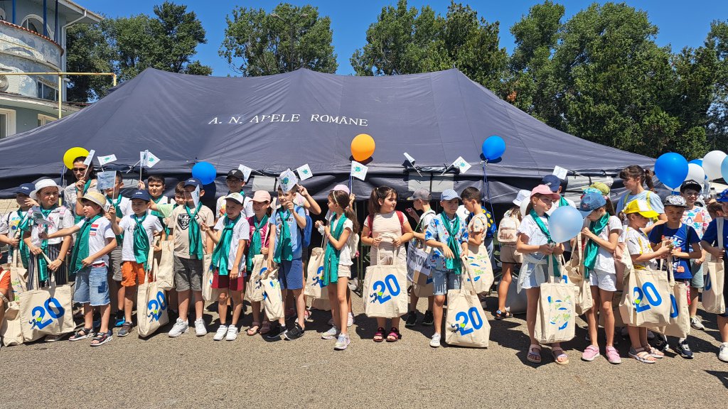 Children with Danube Day bags and balloons