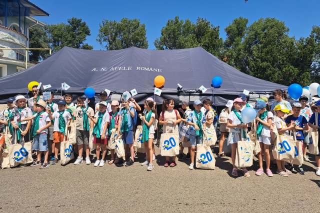 Children with Danube Day bags and balloons